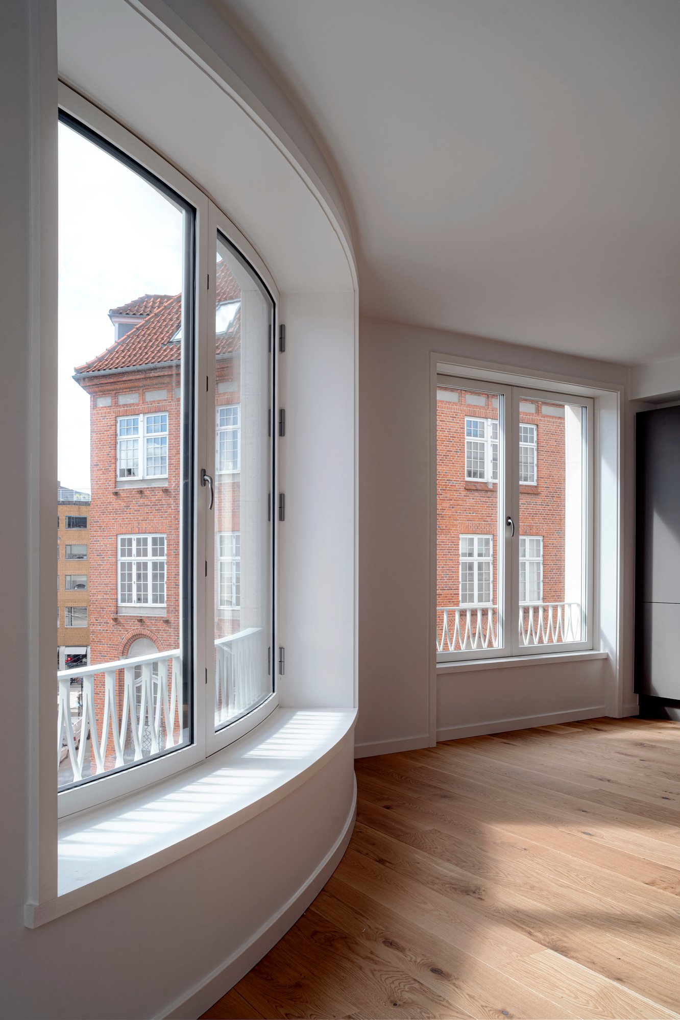 Curved KRONE window