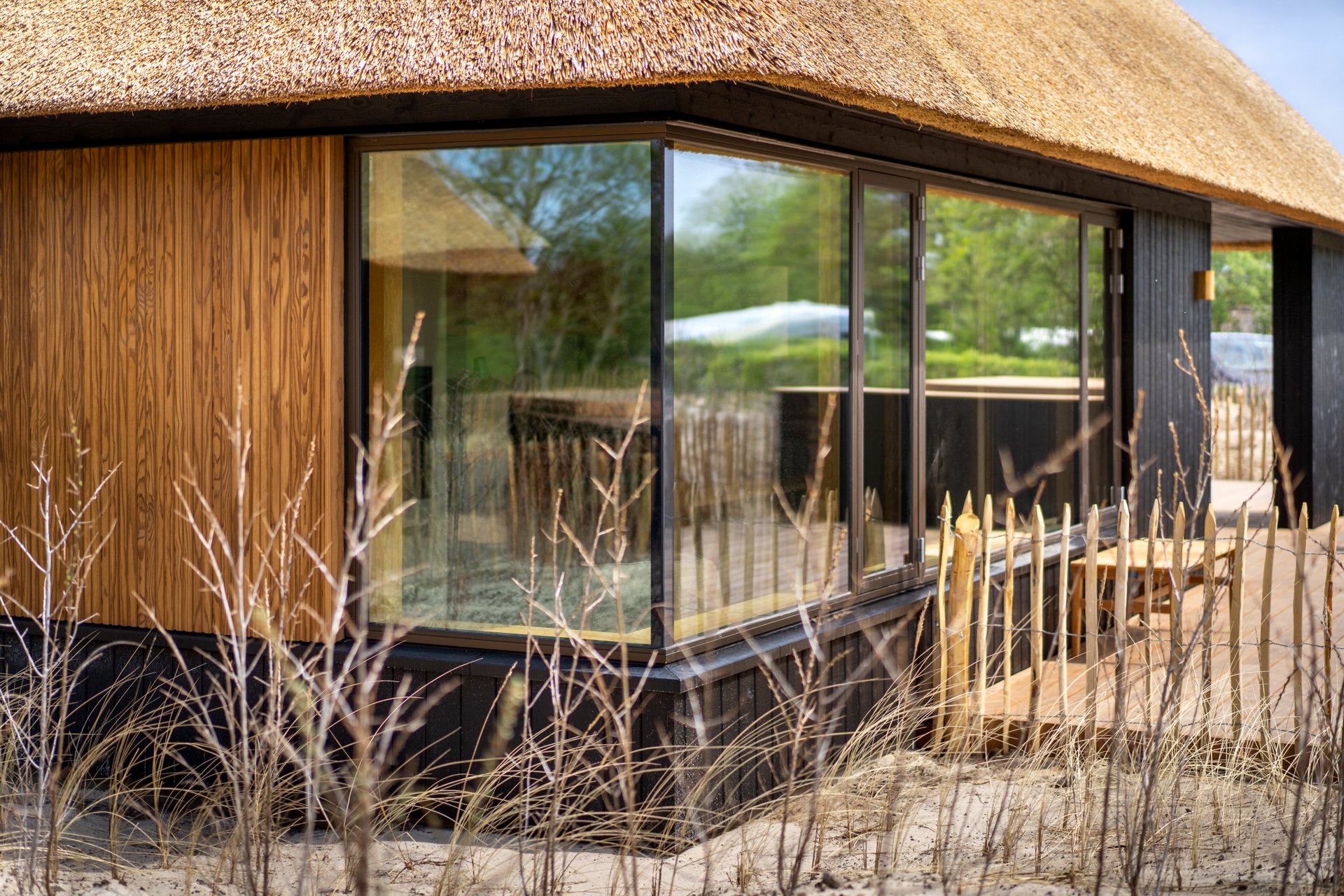 Hvidbjerg strandvilla med Krone vinduer