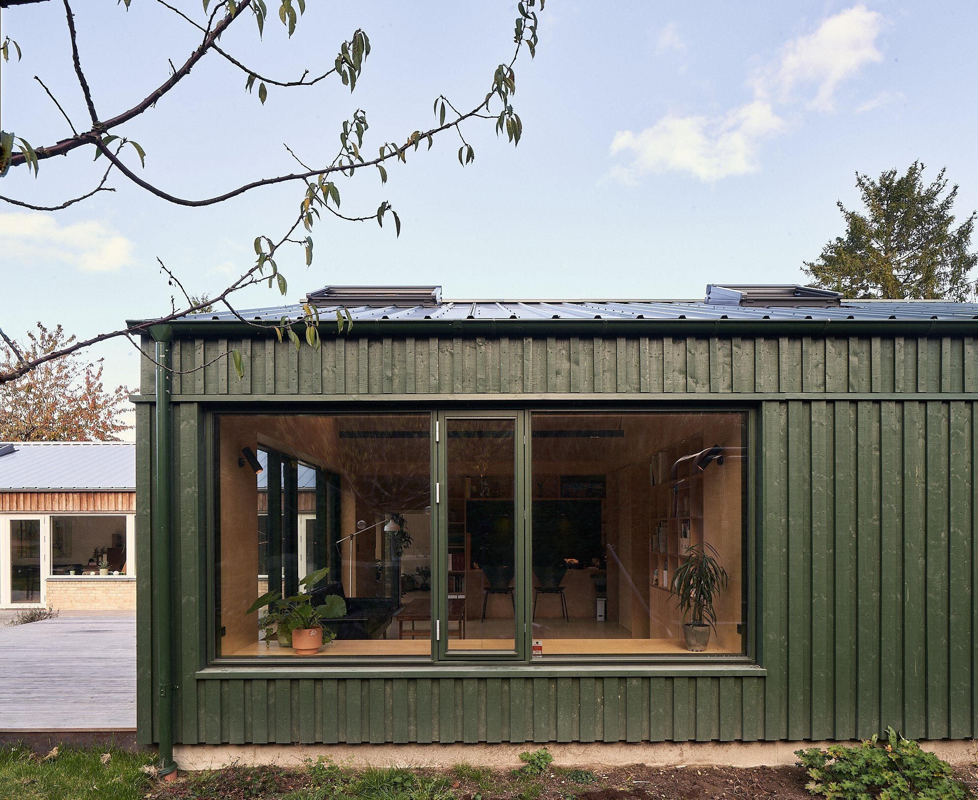 Grønt hus med grønne Krone vinduer