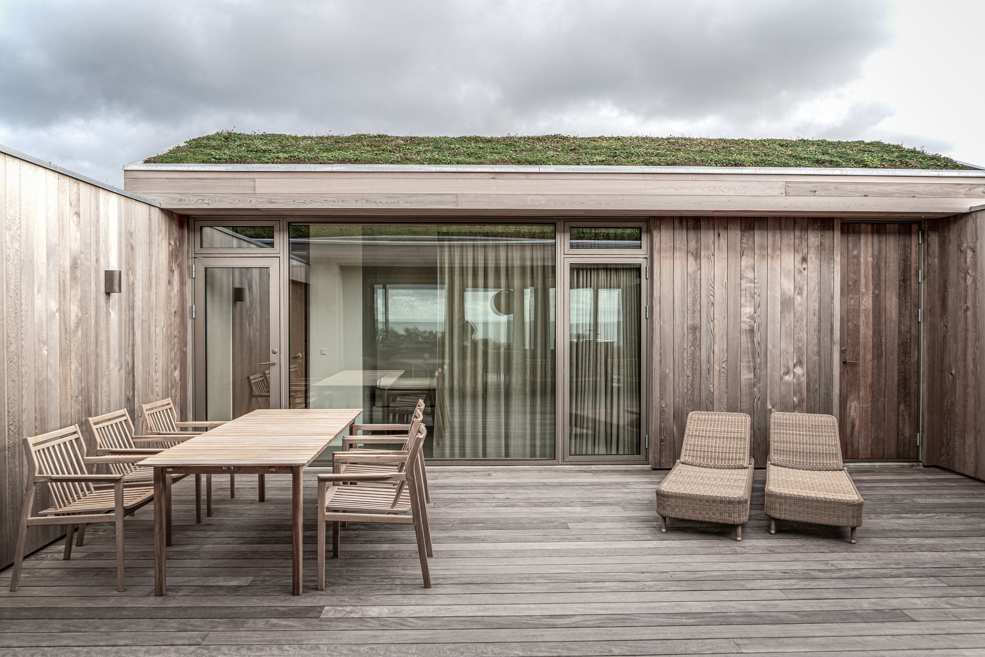 Skøn gårdhave i sommerhus med KRONE vinduer