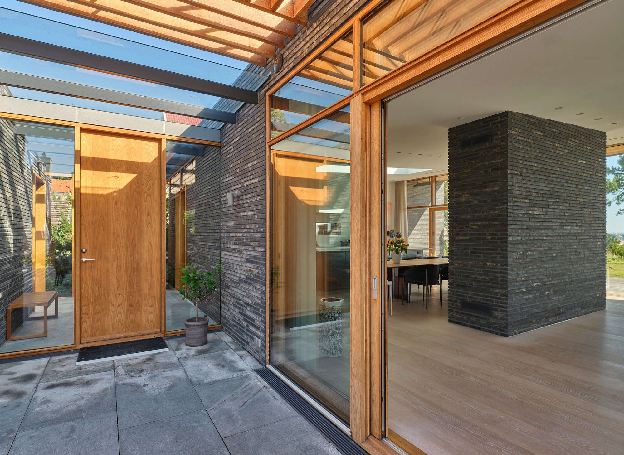 Flot byggeri med egetræsvinduer og døre fra Krone vinduer