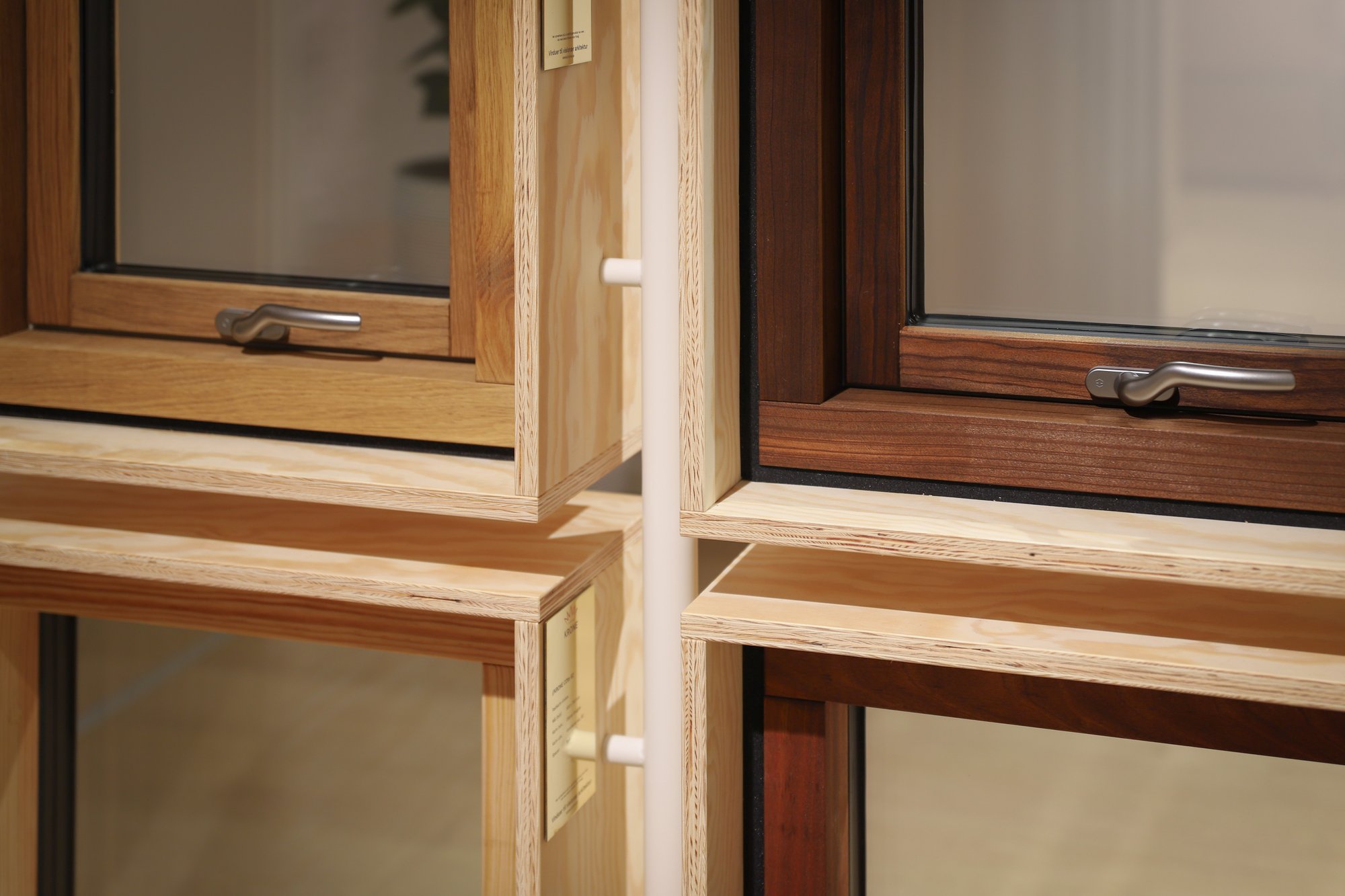 Krone vinduer i trærammer