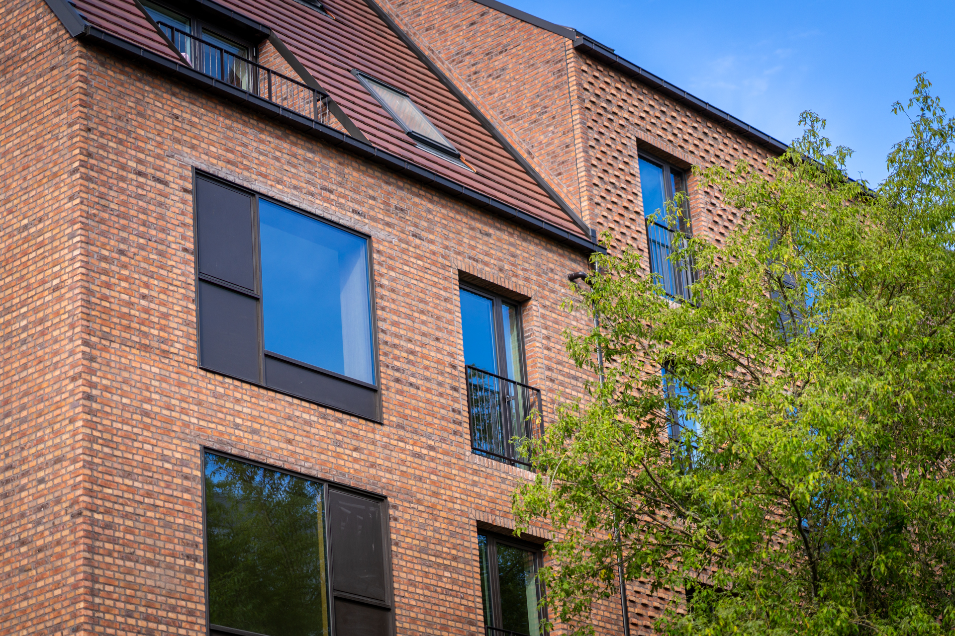 Smuk bygning med KRONE vinduer