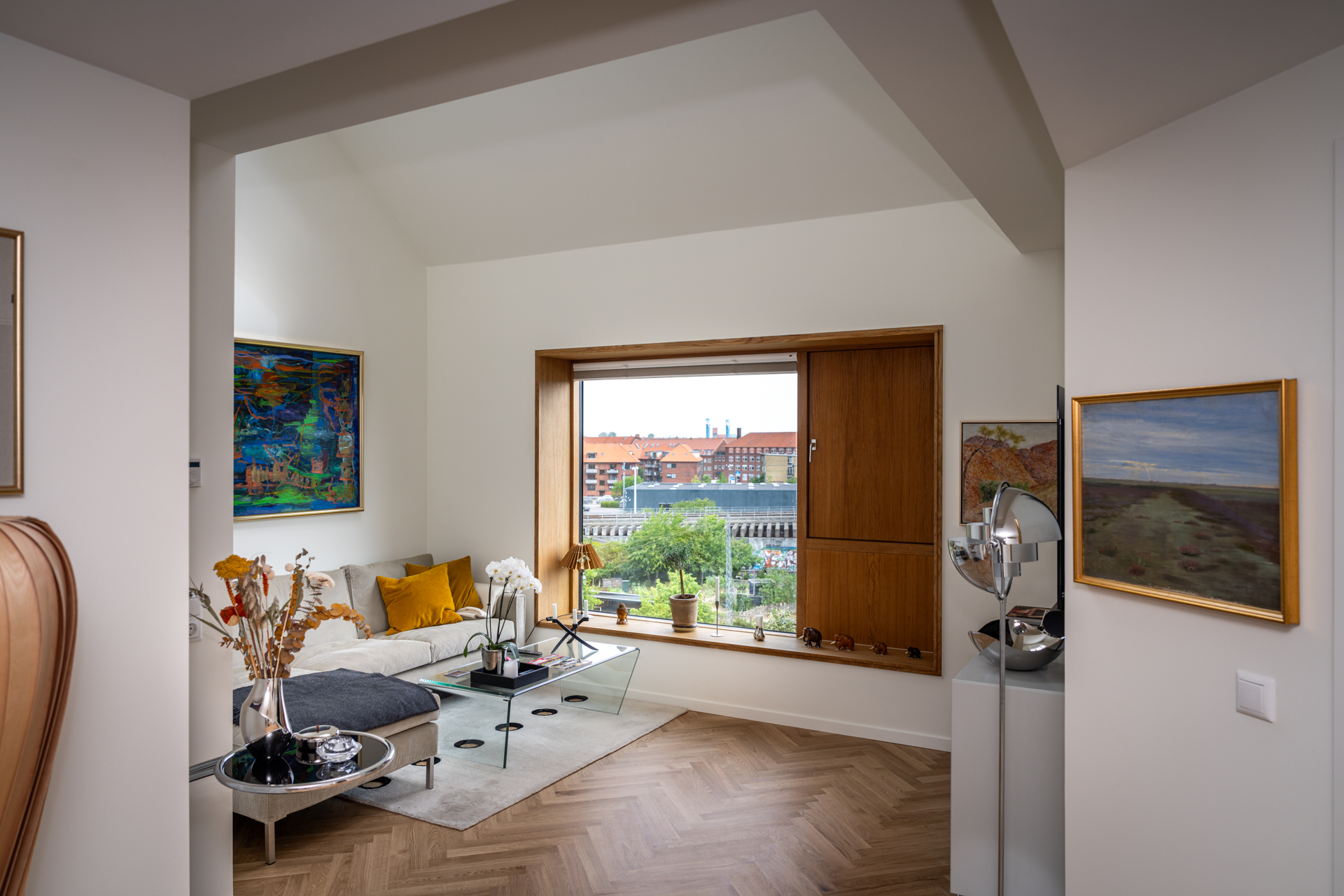 Krone skoddeelement i flot hus