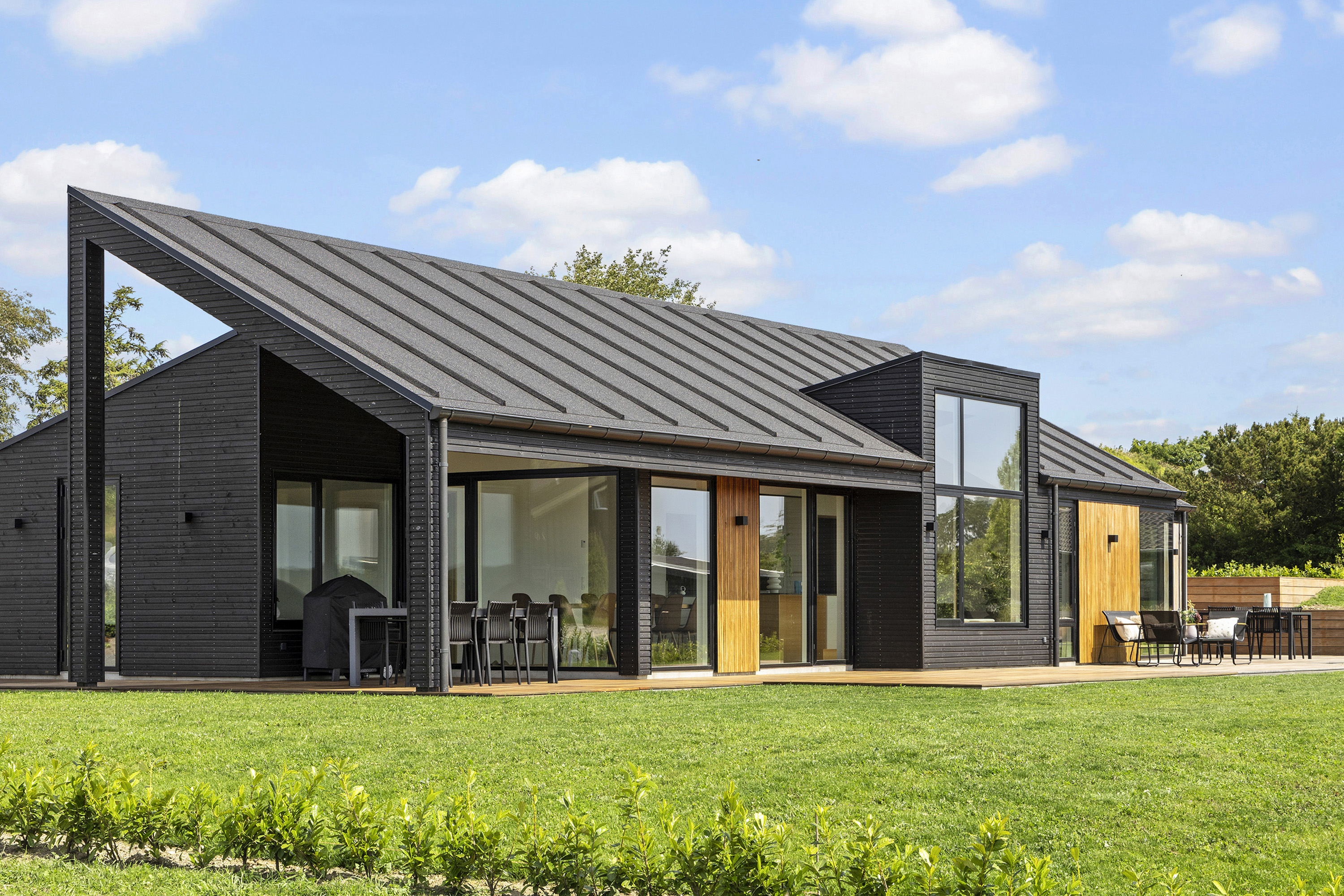 Sommerhus med KRONE vinduer og skydedøre og døre